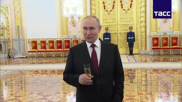 "E prima dată când îl văd beat". Vesel, cu şampania în mână, Putin acuză Ucraina că a început prima atacurile