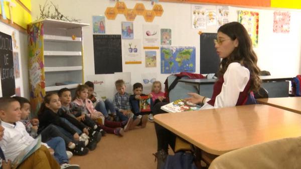 Larisa, educatoarea care modelează suflete într-un sat rătăcit pe harta României. Plecase în Italia, dar s-a întors: "Era dorul de casă, de pădurea mea"