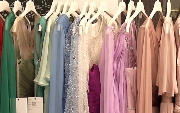 Haine şi parfumuri de lux, cadoul ideal pentru Crăciun. Designerii români şi-au dat întâlnire la un târg exclusivist din Capitală