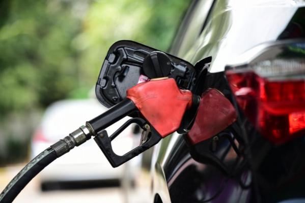 Preţurile la carburanţi, în continuă scădere. Cât costă benzina şi motorina azi, 11 decembrie 2022
