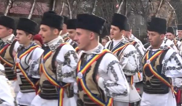 Căluşarii, primii vestitori ai sărbătorilor de iarnă: "E un dans care mă încarcă, din punct de vedere sufletesc"