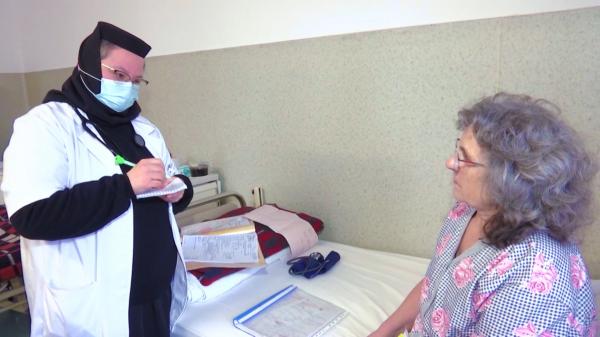 Măicuţa Anastasia, doctor pentru trup şi suflet. Povestea unui medic aparte: "Problemele sufleteşti influenţează şi trupul"