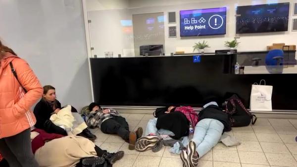 Fără bani, fără mâncare și trimiși la hoteluri pline. Românii blocați pe aeroporturile din UK spun că s-au întors "din iad"