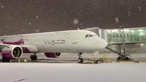 "Am dormit pe ciment, erau minus 4 grade!" Zeci de turişti români sunt încă blocaţi pe aeroporturi în Marea Britanie, din cauza condiţiilor meteo