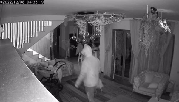 "Nu coborâți dacă vreți să trăiți!" Filmul jafului din Crevedia, cu proprietarii și doi copii mici în casă