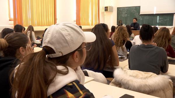 Câţi bani vor primi şcolile pentru elevi în 2023. Suma, considerată insuficientă: "Cum să le explicăm copiilor?"