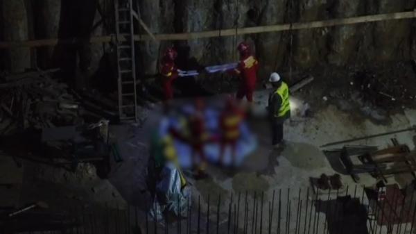 Muncitor din Suceava, rănit grav după ce a căzut într-o groapă de cinci metri. Bărbatul lucra la fundaţia unui bloc