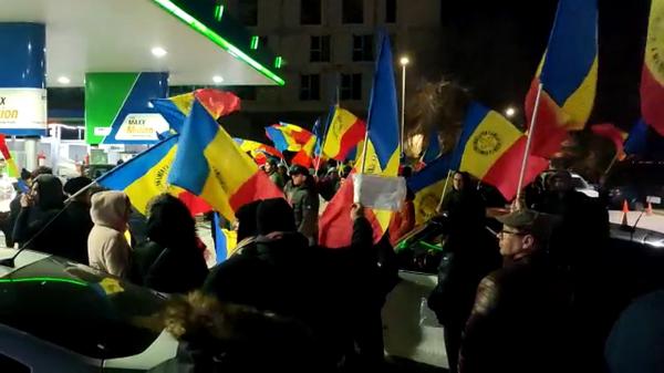 Proteste în benzinăriile OMV: "Azi la Constanţa, mâine în toată ţara". Oamenii au criticat decizia Austriei de a bloca intrarea României în Schengen