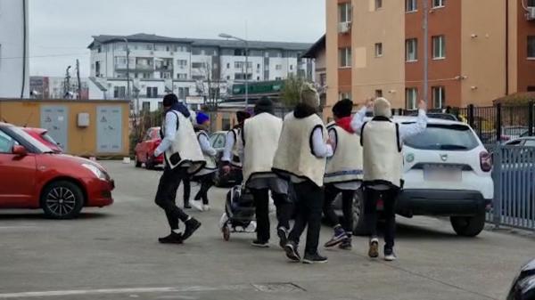 Iată vin "cerșetori". Cât câștigă colindătorii "moderni", care îi hărțuiesc pe oameni cu boxele