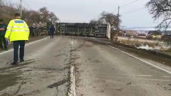 Trafic blocat 8 ore în Cluj după ce un TIR a intrat pe contrasens. Şoferul maşinii lovite, preluat de SMURD