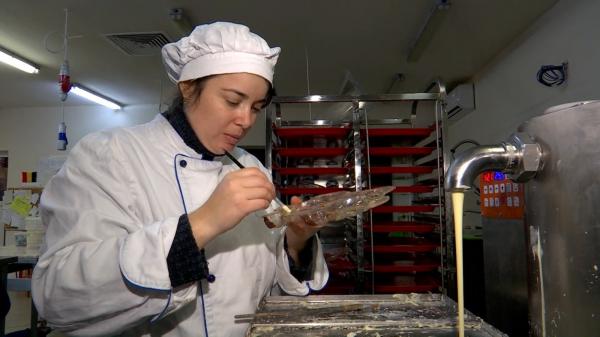 Fabrica "ascunsă" într-un sat din România unde se întâmplă "miracole" de Crăciun. Produsul se vinde cu 195 de lei pe kg