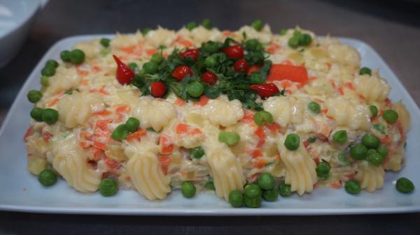 Reţetă de salată de boeuf: unde se pune carne de pui sau vită şi cine preferă mazărea. "Trebuie să-i schimbaţi numele!"