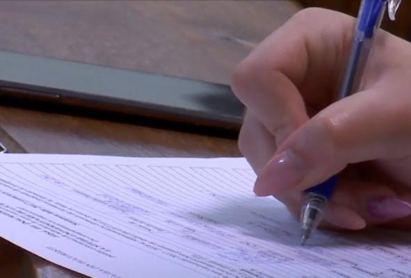 Cât costă să devii doctor în România: Afacerea cu licenţe şi disertaţii a înflorit pe internet