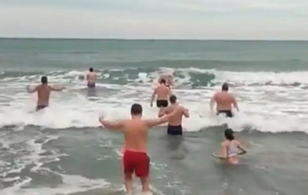 Competiţia Cool Challenge: Opt finalişti au făcut baie în mare, la 6 grade Celsius, pentru locul întâi. Ce au primit câştigătorii