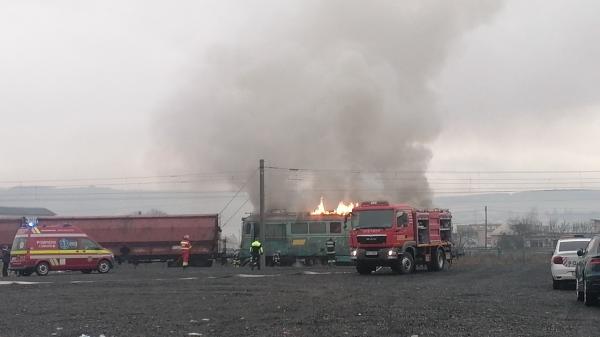 Locomotivă în flăcări. Incendiul a dat peste cap traficul feroviar, în nordul Transilvaniei