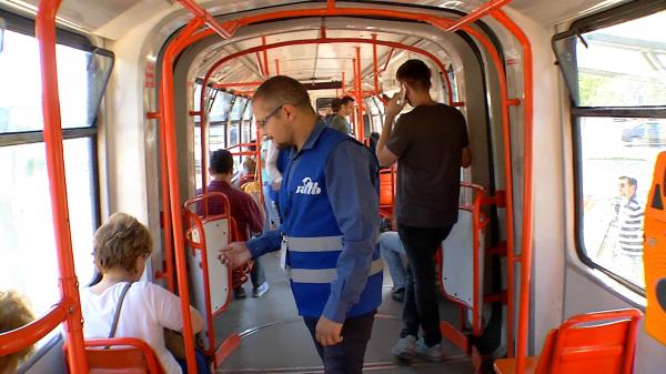 Controlorii falşi din transportul public ne pot fura banii de pe card. Cum deosebim un controlor adevărat de un impostor