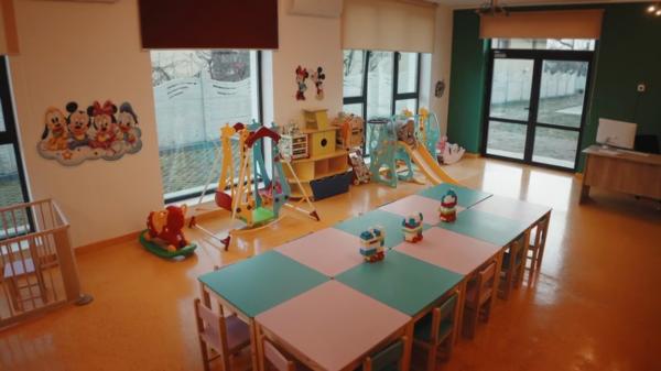 Prima creşă "verde" din România, construită în doar patru luni. Cum arată clădirea care îşi asigură singură necesarul de energie și apă caldă