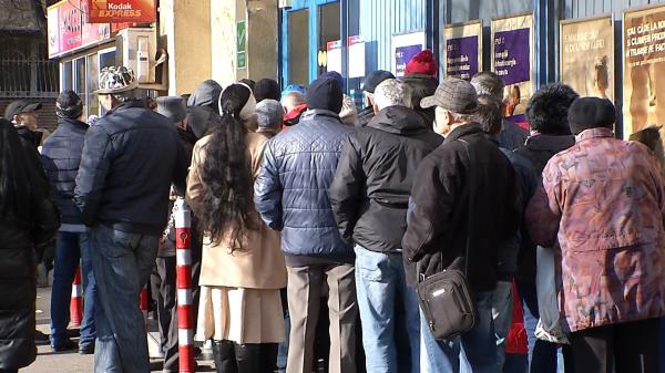 Dispar declaraţia şi cererea pentru plafonarea preţului la energie pentru cei cu mai multe locuri de consum. Cozi imense în frig la furnizori