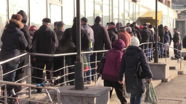 Se elimină declarația pe proprie răspundere pentru preţ plafonat la energie, dar nu pentru toată lumea. De teamă, oamenii rămân însă la cozi