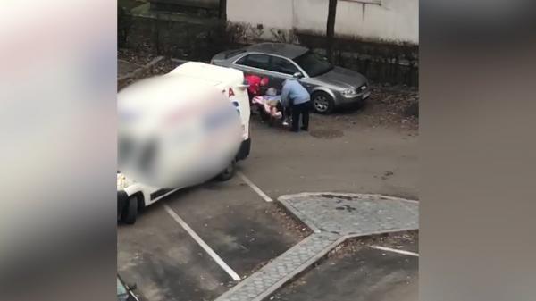 Fiul bătrânei duse cu roaba la ambulanță dezvăluie cum s-a ajuns în această situație. ”Decizia am luat-o că mi-o aruncă în stradă, în faţa blocului”