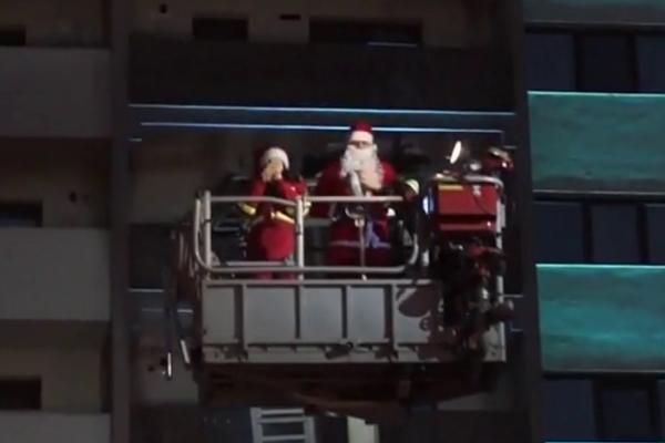 Moş Crăciun, salvat de pompierii bistriţeni de la etajul 6. Răsplata faptelor bune, în cadouri