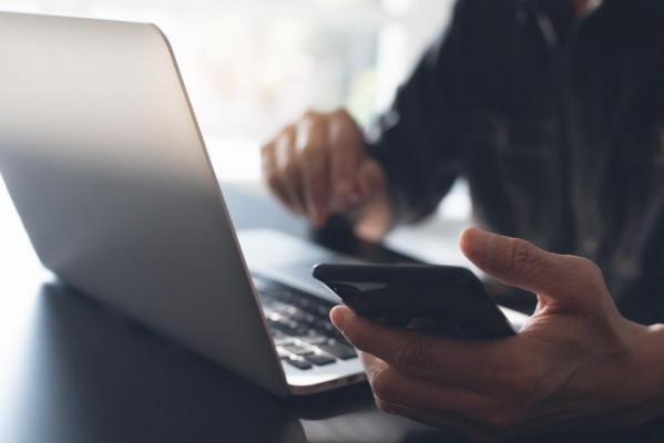 Cele mai bizare căutări ale românilor pe eMAG în 2022: "Nevasta mi-a spart contul, ajutor!'', ''cumpăr capre'' sau ''chiloți cu picior''