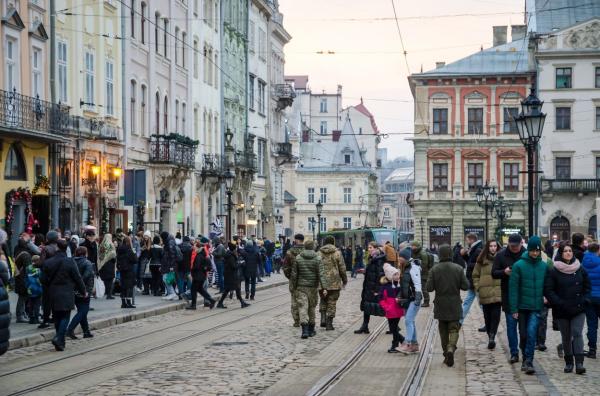 Sirenele de raid aerian nu au amuțit nici de sărbători. Cum au celebrat ucrainenii primul lor Crăciun de la începutul războiului