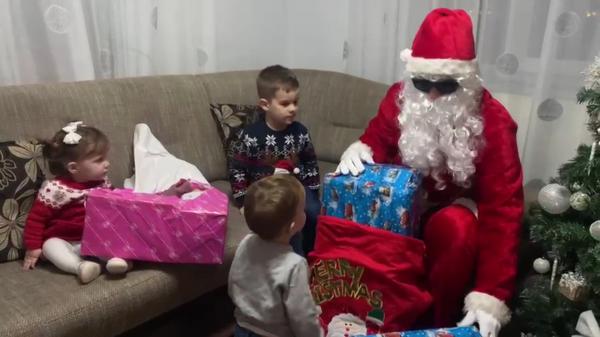 Aşteptarea s-a încheiat: Moş Crăciun a venit! Copiii, mici şi mari, au trăit cea mai veselă noapte din an