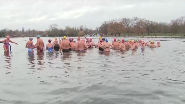Tradiție de iarnă în UK, dusă mai departe an de an. Sute de londonezi au sărbătorit Crăciunul în apele reci ale unui lac