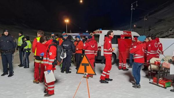 Zece oameni, îngropaţi de avalanşă într-o staţune turistică din Austria. Două persoane sunt de negăsit
