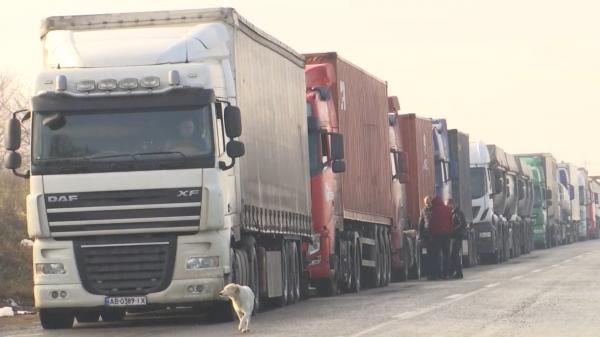 Sute de șoferi de TIR și-au petrecut Crăciunul în cabină. Au așteptat până și 15 ore la coada kilometrică de la ieșirea din țară