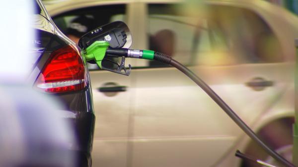 Suprataxarea companiilor din energie, în vigoare de la 1 ianuarie. Când ar fi putea fi reluată compensarea prețului la carburanți