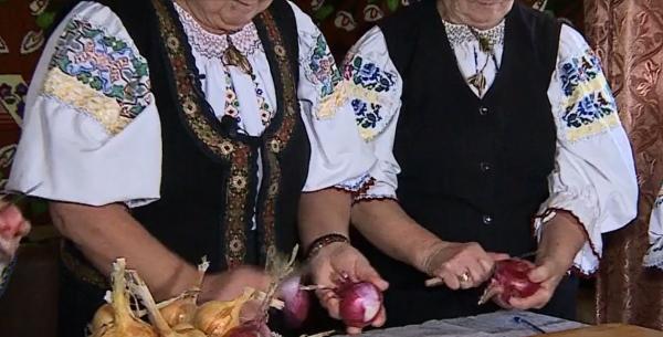 Obicei vechi de sute de ani, păstrat cu sfinţenie într-un sat din Mureş. Cum află localnicii vremea cu ajutorul unei cepe