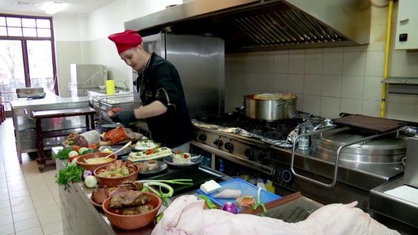 Cât scot românii din buzunare pentru meniul de Revelion livrat direct acasă