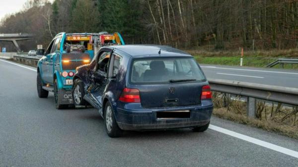 Un român de 14 ani a făcut prăpăd în Austria: a furat maşina unei poliţiste şi a rănit cinci persoane, a atacat un polițist şi a distrus trei mașini
