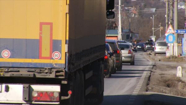 Lungul drum spre Valea Prahovei: 5-6 kilometri sunt parcurşi într-o oră şi 20 de minute