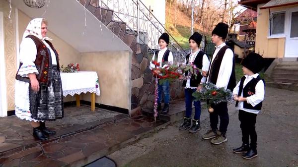 Micii urători din Maramureş au ieşit cu sorcova în prima zi din an. S-au întors acasă cu traistele pline de covrigi, nuci şi mere