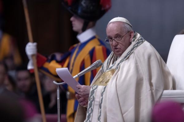 Papa Francisc, rugăciune pentru Papa Benedict. În acelaşi discurs, el a condamnat războiul care "seamănă moarte şi distrugere" în Ucraina