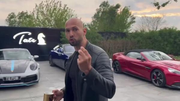 Mașinile cu care se laudă fraţii Tate, ridicate de anchetatori. Cât valorează garajul foştilor luptători de kickboxing