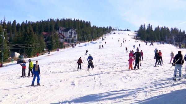 Pârtiile de la Rânca, pline de turiști după ce administratorii au reuşit să aşeze un strat numai bun de zăpadă artificială