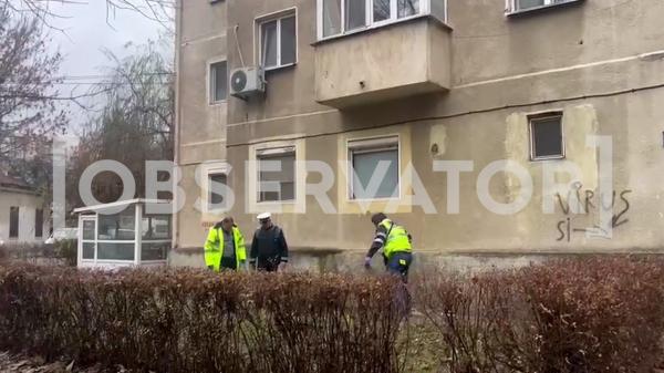 Un bărbat din Giurgiu a tras cu arma în faţa poliţiştilor, apoi s-a baricadat în apartament. Anchetatorii aşteaptă autorizaţie pentru a-l scoate