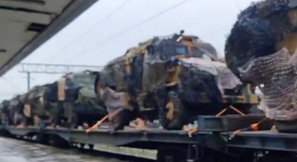 Tren cu blindate turceşti, filmat în gara din Bacău. Blindatele merg spre Ucraina: au fost deja folosite în ofensiva din Herson