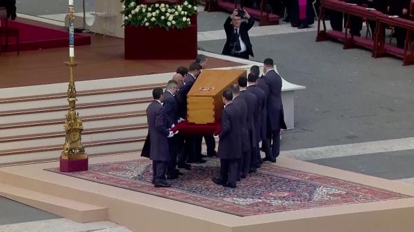 Lumea şi-a luat adio de la Papa Benedict al XVI-lea. Ceremonia a fost oficiată de actual Suveran Pontif, premieră în ultimii 200 de ani