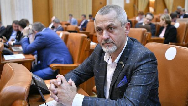 Culmea ironiei. Deputatul AUR Dumitru Focşa care şi-a bătut soția de față cu fetiţa face parte din comisia pentru cercetarea abuzurilor. Şi colegii se tem de el