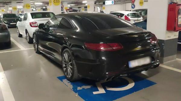 Maşini parcate neregulamentar pe locurile destinate persoanelor cu dizabilităţi, la o zi distanţă după scandalul din Constanţa în care o femeie a fost umilită de Poliţia Locală