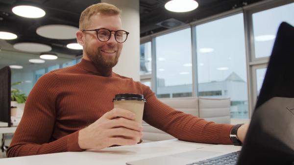 Un român care și-a dat angajatorul în judecată ar putea schimba legea. Ochelarii ar putea fi decontați de firmă