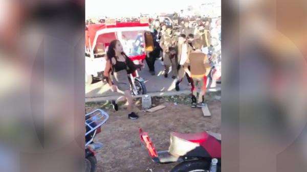 Adolescentă de 17 ani din Irak, hărţuită pentru cum era îmbrăcată. Prietenul ei, bătut şi înjunghiat încercând să o apere. 16 bărbaţi arestaţi