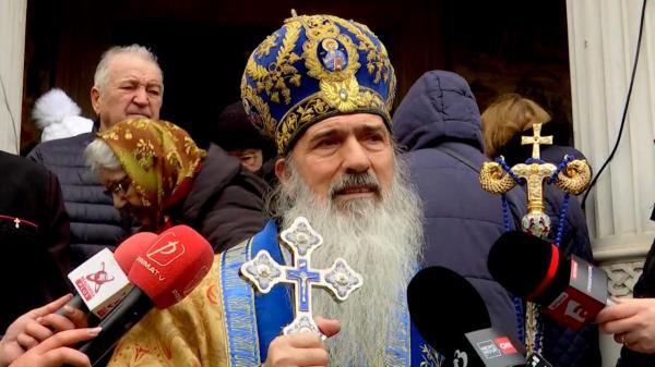 Slujbă oficiată de ÎPS Teodosie pe malul mării, în ajun de Bobotează. 25 de butoaie pline cu apă au fost sfinţite