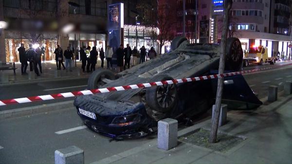 "Bordurile alea ne încurcă pe toți. În ce oraș ați văzut așa șoseaua?" Un tânăr s-a răsturnat cu mașina după o cursă nebună pe Calea Victoriei