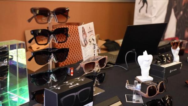 Ochelarii "inteligenţi" la care poţi asculta muzică. Artista Paula Abdul a prezentat dispozitivul la CES 2023